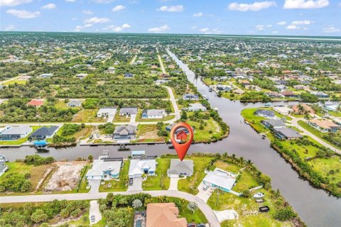 House in Port Charlotte, Florida 3 bedrooms, 173.36 sq.m. № 2394165 - photo 3