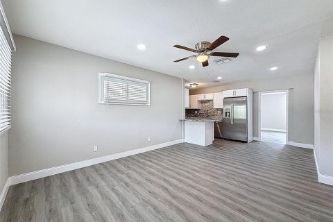 House in Saint Petersburg, Florida 4 bedrooms, 114.83 sq.m. № 1816243 - photo 9