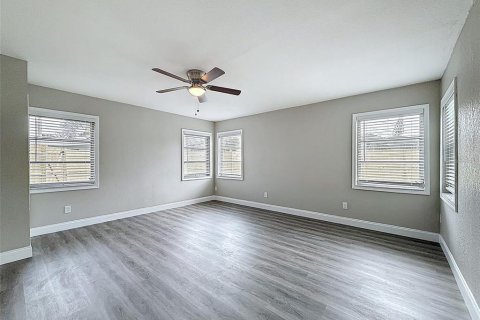 House in Saint Petersburg, Florida 4 bedrooms, 114.83 sq.m. № 1816243 - photo 15