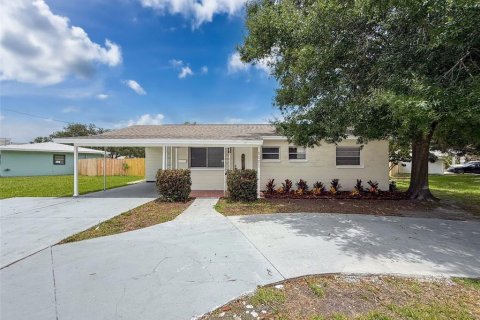 House in Saint Petersburg, Florida 4 bedrooms, 114.83 sq.m. № 1816243 - photo 1