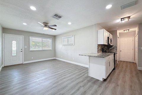 House in Saint Petersburg, Florida 4 bedrooms, 114.83 sq.m. № 1816243 - photo 8