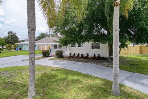 House in Saint Petersburg, Florida 4 bedrooms, 114.83 sq.m. № 1816243 - photo 3