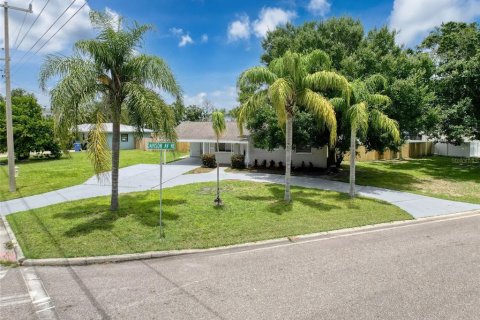 House in Saint Petersburg, Florida 4 bedrooms, 114.83 sq.m. № 1816243 - photo 5