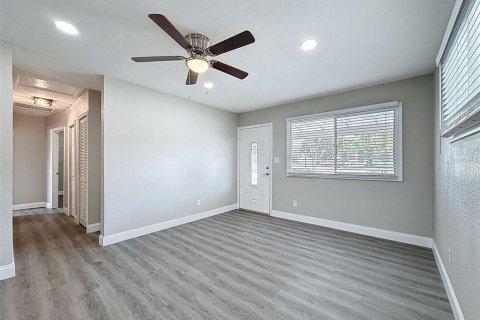 House in Saint Petersburg, Florida 4 bedrooms, 114.83 sq.m. № 1816243 - photo 7
