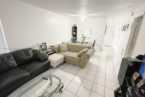 Condo in Lauderhill, Florida, 1 bedroom  № 1991382 - photo 3
