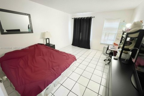 Condo in Lauderhill, Florida, 1 bedroom  № 1991382 - photo 10
