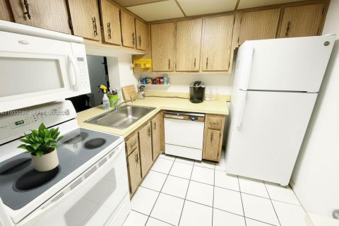 Condo in Lauderhill, Florida, 1 bedroom  № 1991382 - photo 5