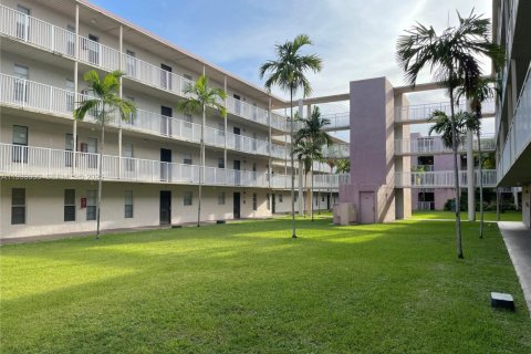 Condo in Lauderhill, Florida, 1 bedroom  № 1991382 - photo 12