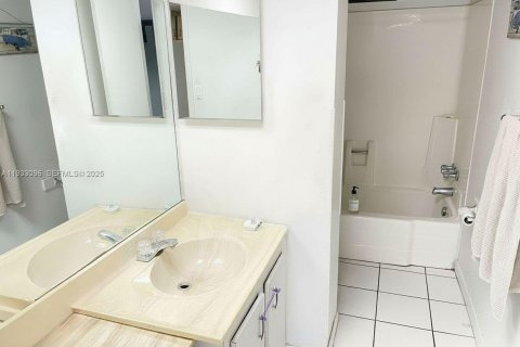 Condo in Lauderhill, Florida, 1 bedroom  № 1991382 - photo 7