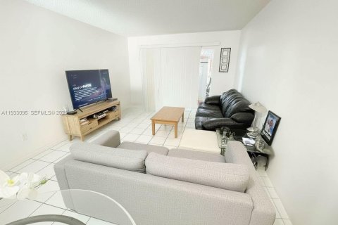 Condo in Lauderhill, Florida, 1 bedroom  № 1991382 - photo 2