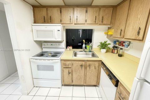 Condo in Lauderhill, Florida, 1 bedroom  № 1991382 - photo 4