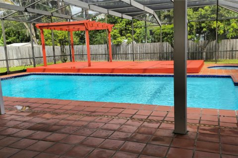 Casa en Pinecrest, Florida 3 dormitorios, 171.13 m2 № 2055662