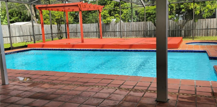 Casa en Pinecrest, Florida 3 dormitorios, 171.13 m2 № 2055662