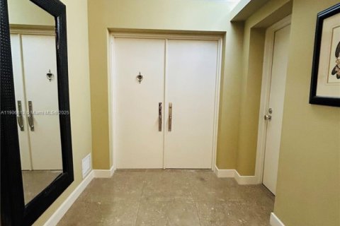 Снять в аренду кондоминиум в Ки-Бискейн, Флорида 2 спальни, 174.19м2, № 1963772 - фото 15