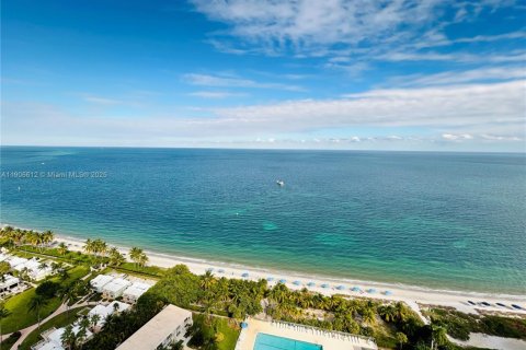 Снять в аренду кондоминиум в Ки-Бискейн, Флорида 2 спальни, 174.19м2, № 1963772 - фото 1