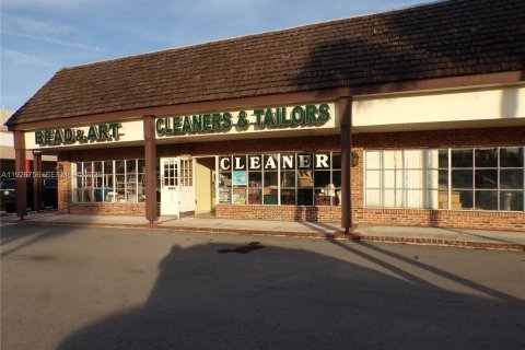 Commercial property in Lighthouse Point, Florida № 2076783