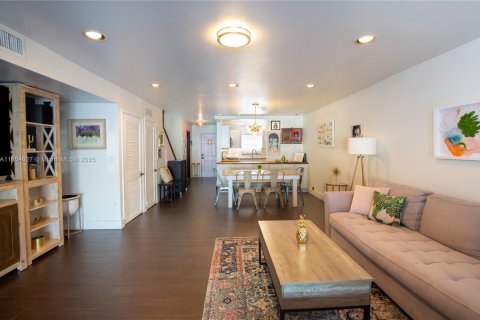 Touwnhouse à vendre à North Miami, Floride: 2 chambres, 134.15 m2 № 2039551 - photo 9