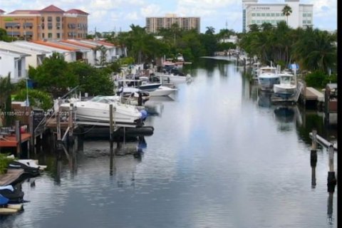 Touwnhouse à vendre à North Miami, Floride: 2 chambres, 134.15 m2 № 2039551 - photo 2