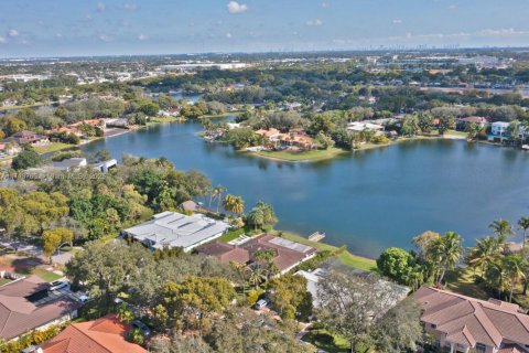 House in Miami Lakes, Florida 4 bedrooms, 335.47 sq.m. № 1465898 - photo 10