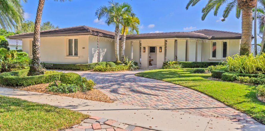 House in Miami Lakes, Florida 4 bedrooms, 335.47 sq.m. № 1465898