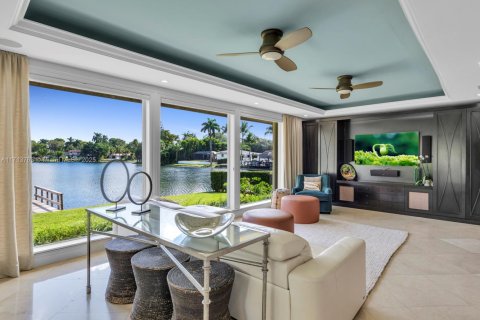 House in Miami Lakes, Florida 4 bedrooms, 335.47 sq.m. № 1465898 - photo 4
