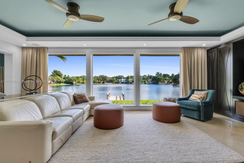 House in Miami Lakes, Florida 4 bedrooms, 335.47 sq.m. № 1465898 - photo 2