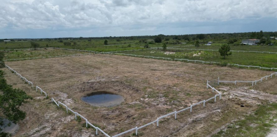 Commercial property in Okeechobee, Florida № 2177187