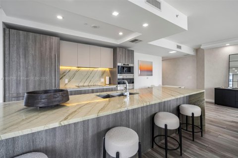Condo in Miami, Florida, 3 bedrooms  № 1943594 - photo 17