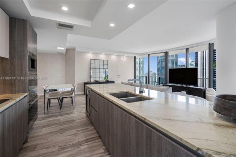 Condo in Miami, Florida, 3 bedrooms  № 1943594 - photo 2