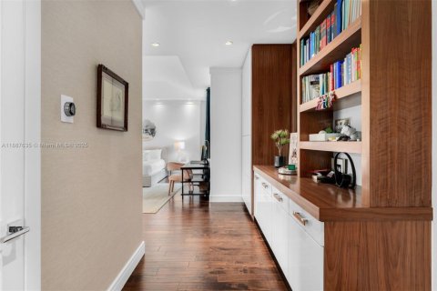 House in Key Biscayne, Florida 6 bedrooms, 513.56 sq.m. № 1942379 - photo 21