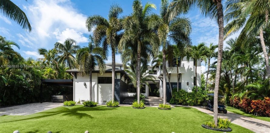 House in Key Biscayne, Florida 6 bedrooms, 513.56 sq.m. № 1942379