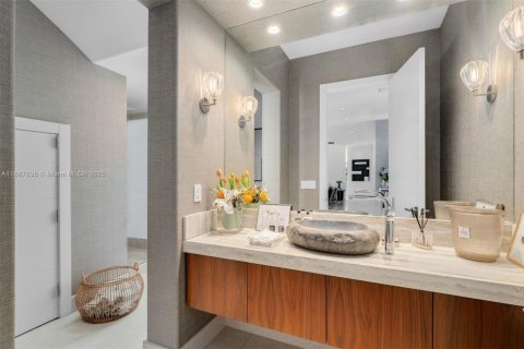 House in Key Biscayne, Florida 6 bedrooms, 513.56 sq.m. № 1942379 - photo 10