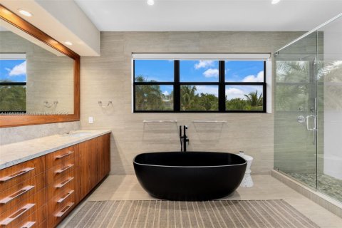 House in Key Biscayne, Florida 6 bedrooms, 513.56 sq.m. № 1942379 - photo 23