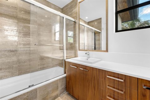 House in Key Biscayne, Florida 6 bedrooms, 513.56 sq.m. № 1942379 - photo 30