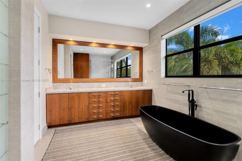 House in Key Biscayne, Florida 6 bedrooms, 513.56 sq.m. № 1942379 - photo 22