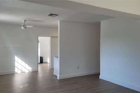 Villa ou maison à vendre à Miami, Floride: 4 chambres, 167.69 m2 № 1995576 - photo 13