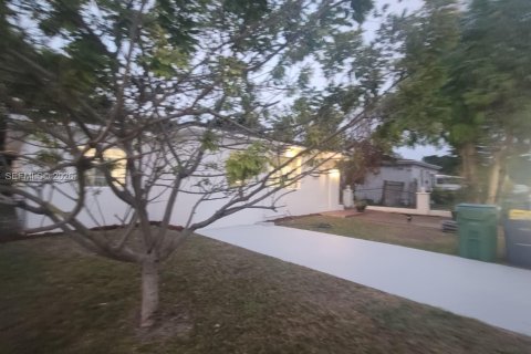 Villa ou maison à vendre à Miami, Floride: 4 chambres, 167.69 m2 № 1995576 - photo 4