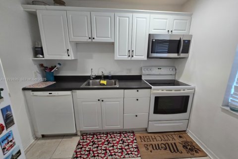 Condominio en venta en Margate, Florida, 2 dormitorios, 86.4 m2 № 2082860 - foto 2