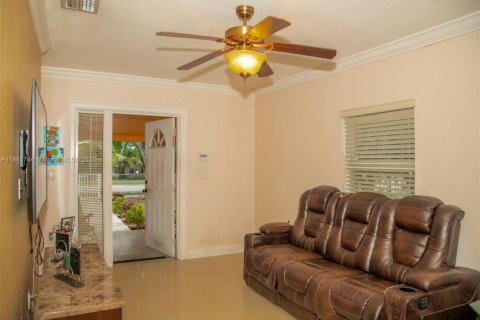 House in Miami, Florida 3 bedrooms, 62.43 sq.m. № 1889475 - photo 10