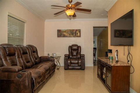 House in Miami, Florida 3 bedrooms, 62.43 sq.m. № 1889475 - photo 8