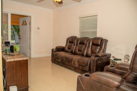 House in Miami, Florida 3 bedrooms, 62.43 sq.m. № 1889475 - photo 11