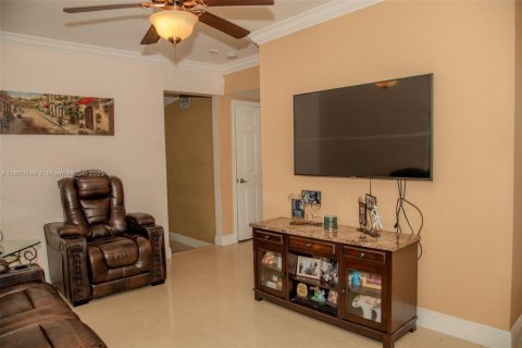 House in Miami, Florida 3 bedrooms, 62.43 sq.m. № 1889475 - photo 9