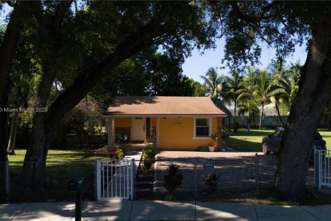 House in Miami, Florida 3 bedrooms, 62.43 sq.m. № 1889475 - photo 2