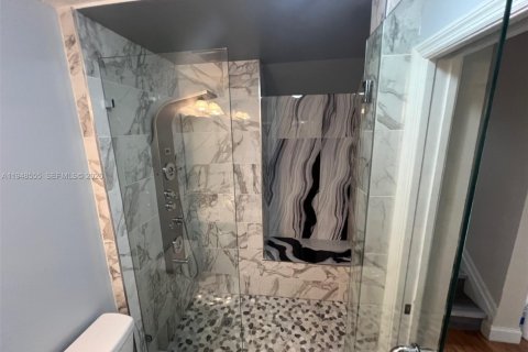 Снять в аренду таунхаус в Форт-Лодердейл, Флорида 3 спальни, 130.81м2, № 2004242 - фото 21