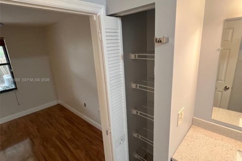 Снять в аренду таунхаус в Форт-Лодердейл, Флорида 3 спальни, 130.81м2, № 2004242 - фото 23