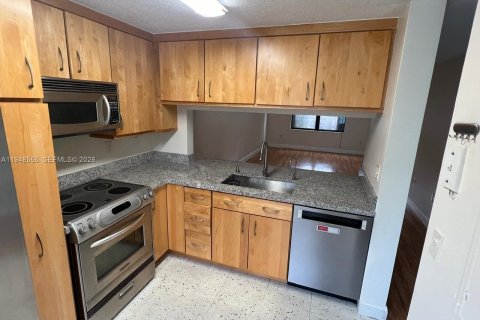 Снять в аренду таунхаус в Форт-Лодердейл, Флорида 3 спальни, 130.81м2, № 2004242 - фото 3