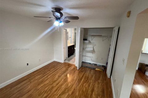 Снять в аренду таунхаус в Форт-Лодердейл, Флорида 3 спальни, 130.81м2, № 2004242 - фото 15