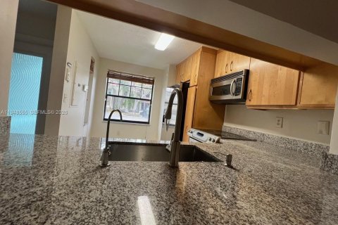 Снять в аренду таунхаус в Форт-Лодердейл, Флорида 3 спальни, 130.81м2, № 2004242 - фото 8