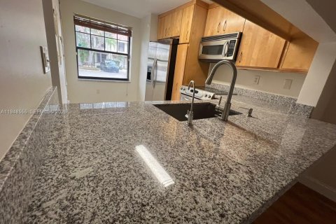 Снять в аренду таунхаус в Форт-Лодердейл, Флорида 3 спальни, 130.81м2, № 2004242 - фото 6