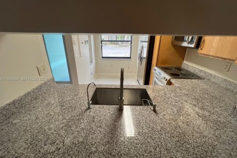 Снять в аренду таунхаус в Форт-Лодердейл, Флорида 3 спальни, 130.81м2, № 2004242 - фото 7